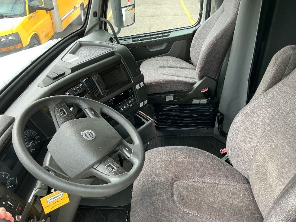 Sleeper Tractor-Heavy Duty Tractors-Volvo-2022-VNL64760-Cincinnati-OH-547,339\n\t\tmiles-$ 63,750 - Image 10