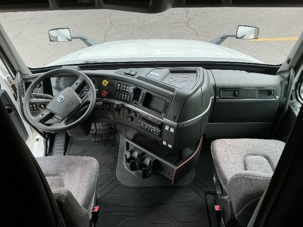 Sleeper Tractor-Heavy Duty Tractors-Volvo-2022-VNL64760-Cincinnati-OH-547,339\n\t\tmiles-$ 63,750 - Image 12