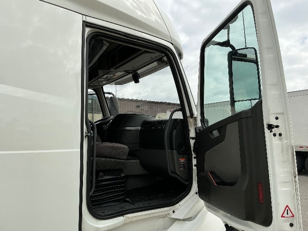 Sleeper Tractor-Heavy Duty Tractors-Volvo-2022-VNL64760-Cincinnati-OH-547,339\n\t\tmiles-$ 63,750 - Image 13