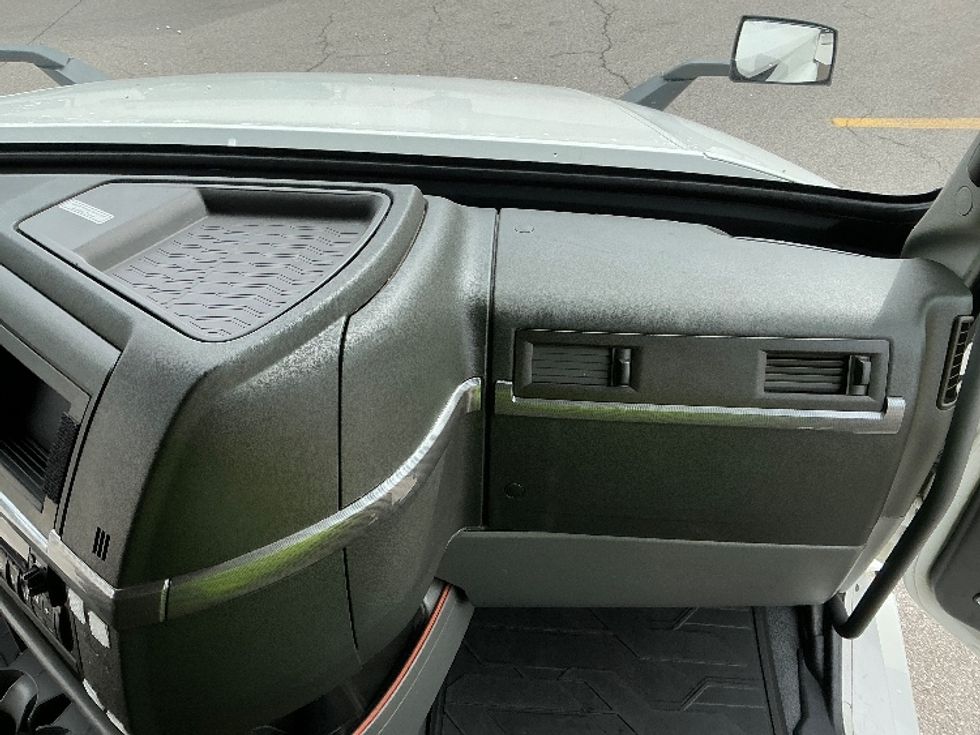 Sleeper Tractor-Heavy Duty Tractors-Volvo-2022-VNL64760-Cincinnati-OH-547,339\n\t\tmiles-$ 63,750 - Image 14