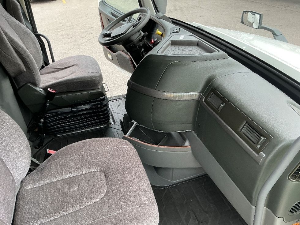 Sleeper Tractor-Heavy Duty Tractors-Volvo-2022-VNL64760-Cincinnati-OH-547,339\n\t\tmiles-$ 63,750 - Image 15