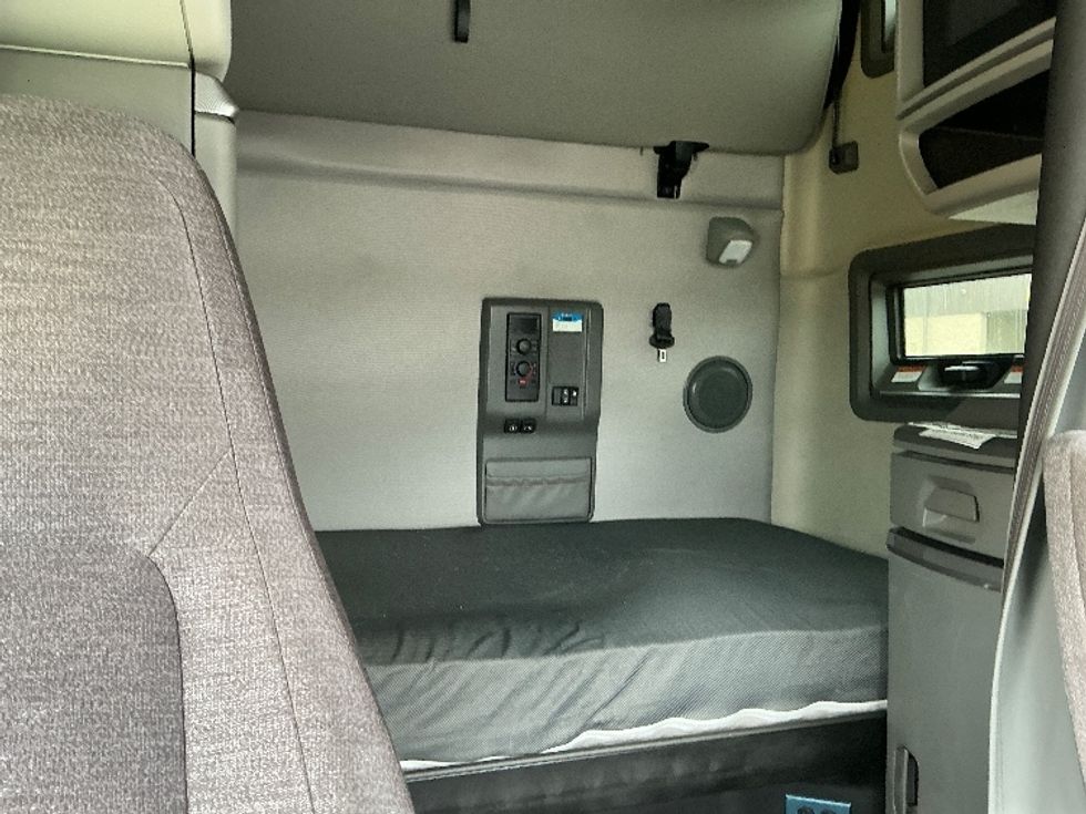 Sleeper Tractor-Heavy Duty Tractors-Volvo-2022-VNL64760-Cincinnati-OH-547,339\n\t\tmiles-$ 63,750 - Image 16