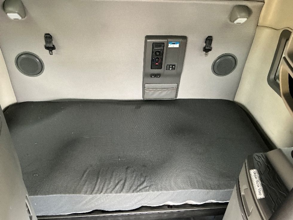 Sleeper Tractor-Heavy Duty Tractors-Volvo-2022-VNL64760-Cincinnati-OH-547,339\n\t\tmiles-$ 63,750 - Image 17