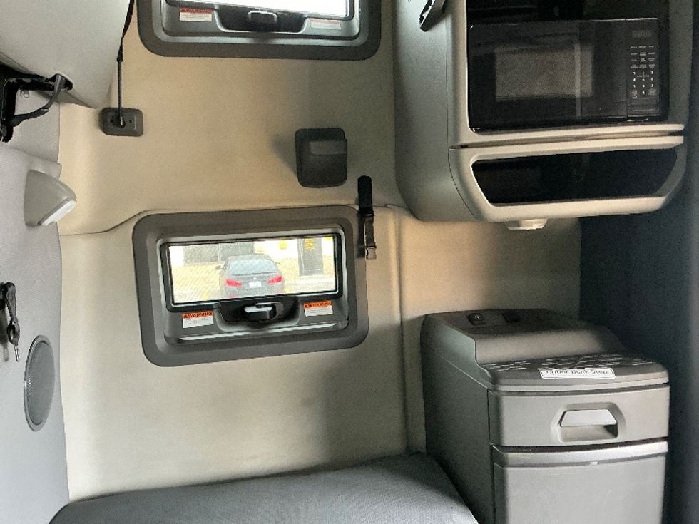 Sleeper Tractor-Heavy Duty Tractors-Volvo-2022-VNL64760-Cincinnati-OH-547,339\n\t\tmiles-$ 63,750 - Image 18