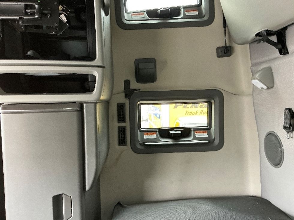 Sleeper Tractor-Heavy Duty Tractors-Volvo-2022-VNL64760-Cincinnati-OH-547,339\n\t\tmiles-$ 63,750 - Image 19