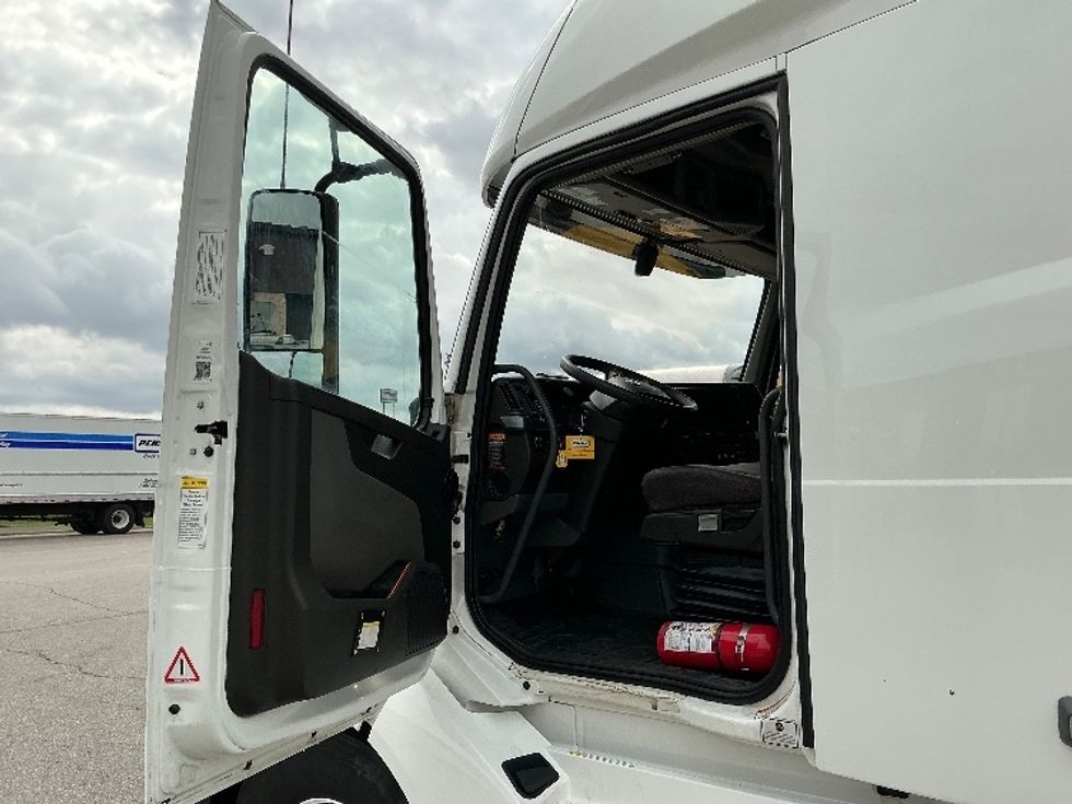 Sleeper Tractor-Heavy Duty Tractors-Volvo-2022-VNL64760-Cincinnati-OH-547,339\n\t\tmiles-$ 63,750 - Image 9