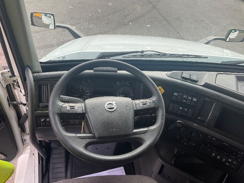 Sleeper Tractor-Heavy Duty Tractors-Volvo-2022-VNL64760-Cincinnati-OH-554,570\n\t\tmiles-$ 63,250 - Image 11