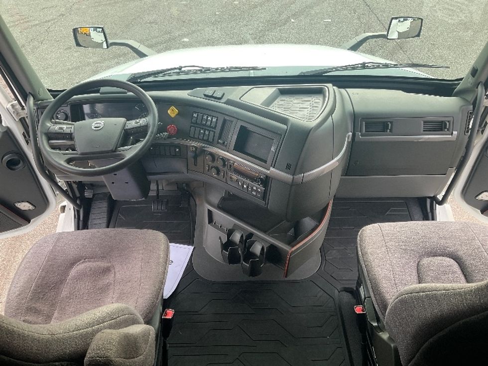 Sleeper Tractor-Heavy Duty Tractors-Volvo-2022-VNL64760-Cincinnati-OH-554,570\n\t\tmiles-$ 63,250 - Image 12