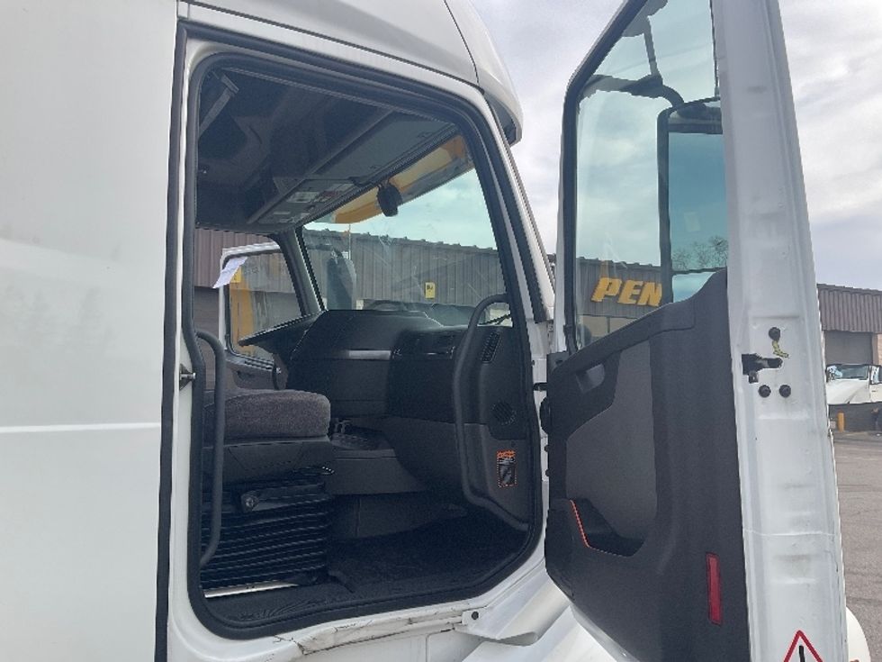 Sleeper Tractor-Heavy Duty Tractors-Volvo-2022-VNL64760-Cincinnati-OH-554,570\n\t\tmiles-$ 63,250 - Image 13