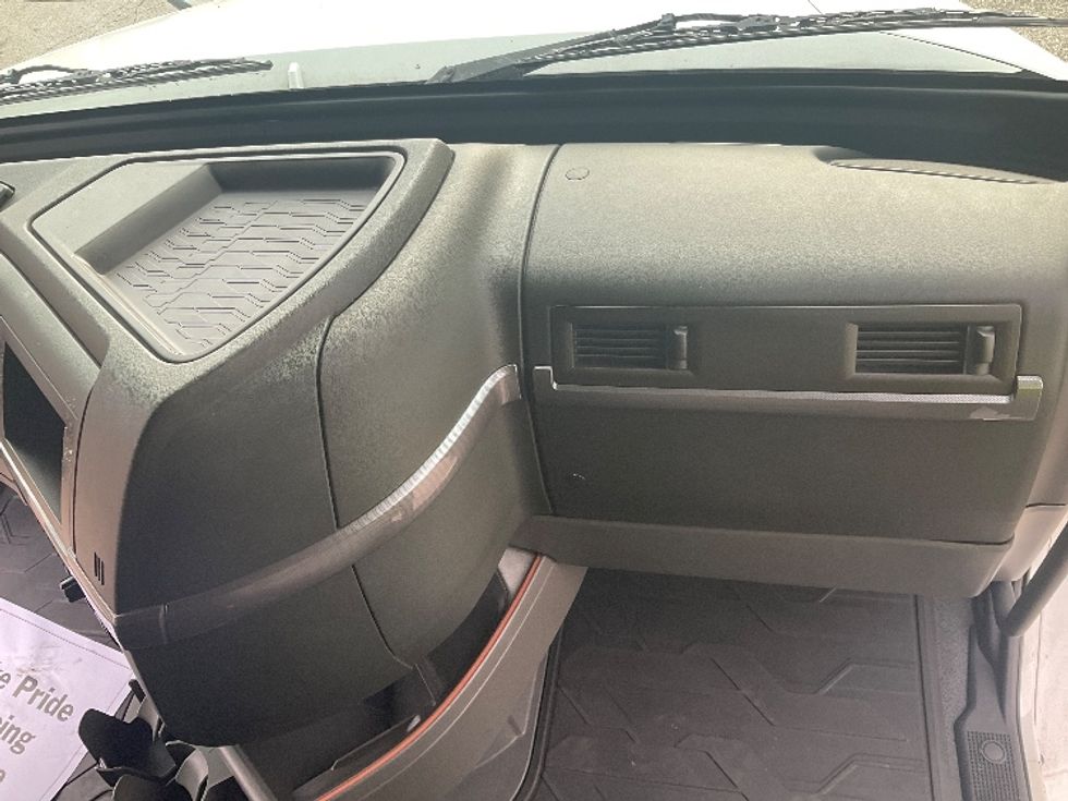 Sleeper Tractor-Heavy Duty Tractors-Volvo-2022-VNL64760-Cincinnati-OH-554,570\n\t\tmiles-$ 63,250 - Image 14