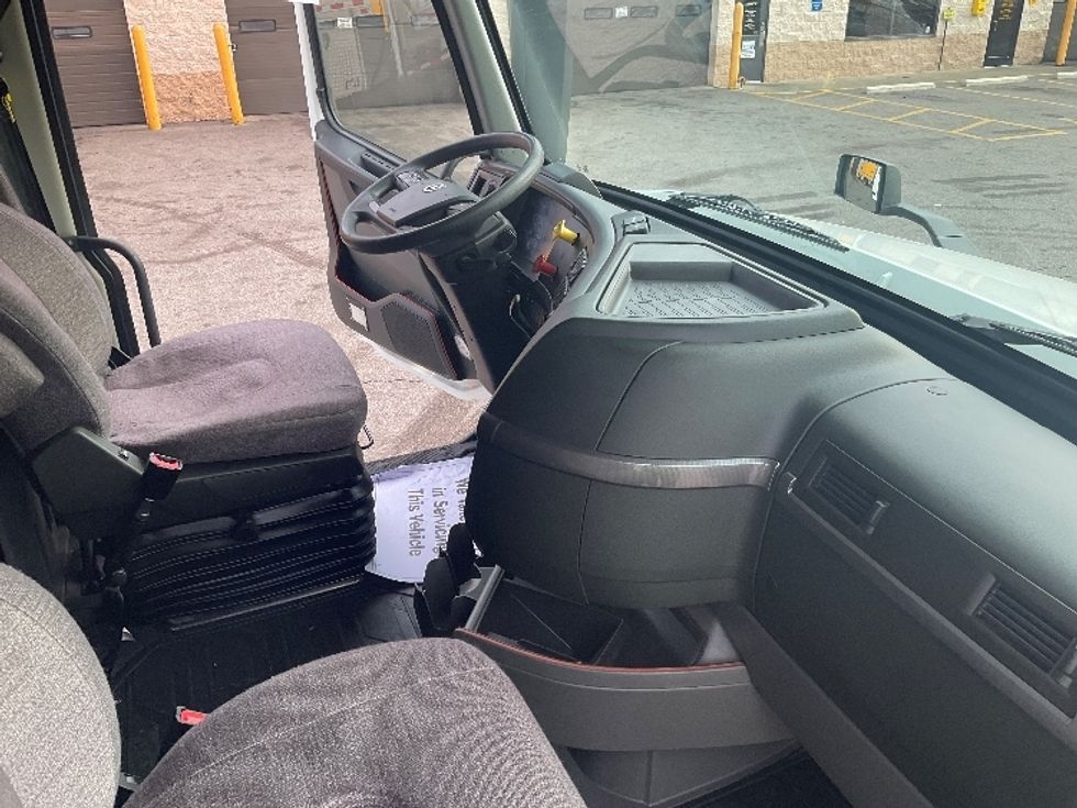 Sleeper Tractor-Heavy Duty Tractors-Volvo-2022-VNL64760-Cincinnati-OH-554,570\n\t\tmiles-$ 63,250 - Image 15