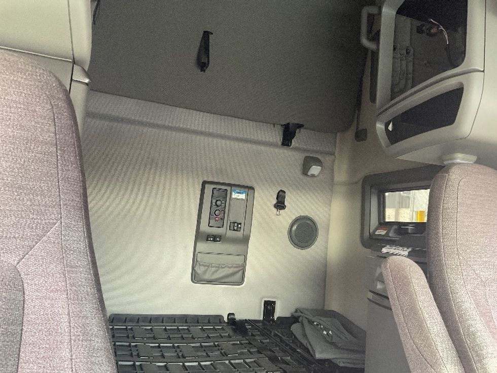 Sleeper Tractor-Heavy Duty Tractors-Volvo-2022-VNL64760-Cincinnati-OH-554,570\n\t\tmiles-$ 63,250 - Image 16