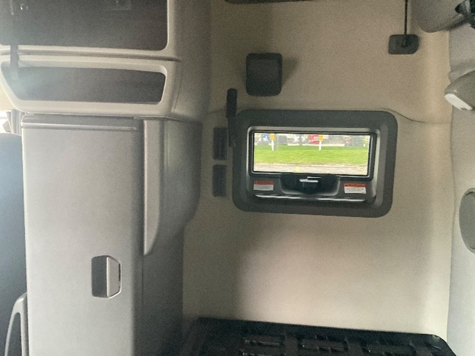 Sleeper Tractor-Heavy Duty Tractors-Volvo-2022-VNL64760-Cincinnati-OH-554,570\n\t\tmiles-$ 63,250 - Image 19