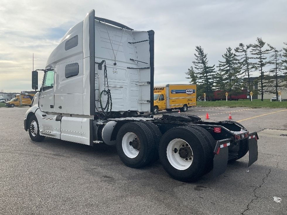 Sleeper Tractor-Heavy Duty Tractors-Volvo-2022-VNL64760-Cincinnati-OH-554,570\n\t\tmiles-$ 63,250 - Image 5
