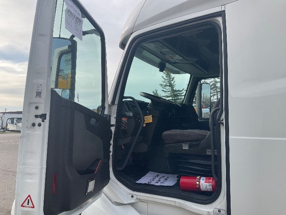 Sleeper Tractor-Heavy Duty Tractors-Volvo-2022-VNL64760-Cincinnati-OH-554,570\n\t\tmiles-$ 63,250 - Image 9
