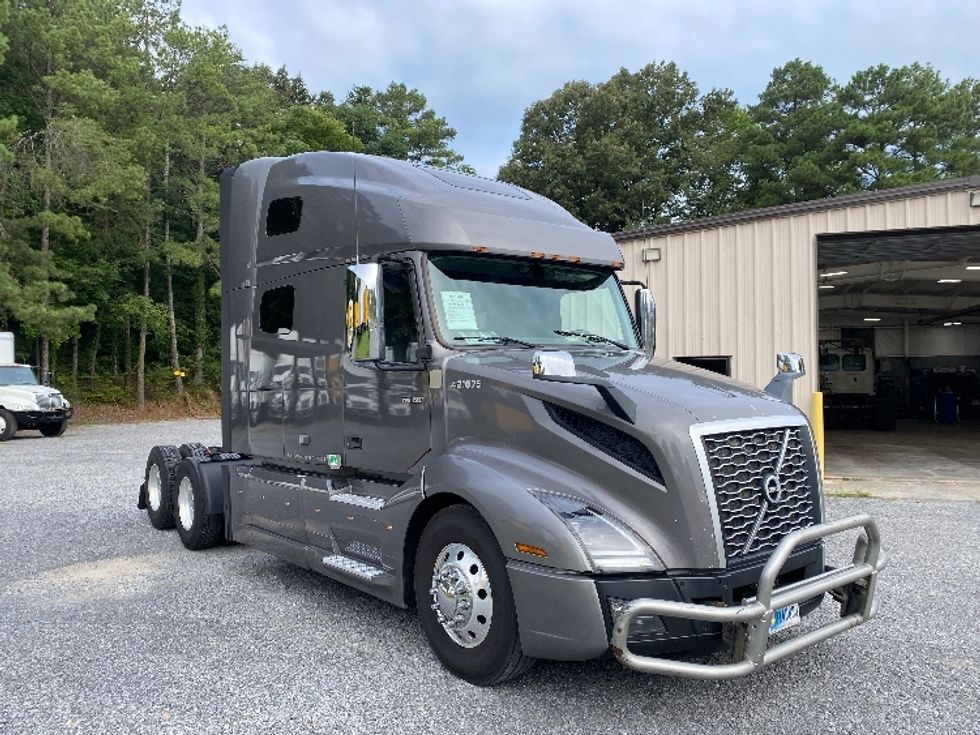 Sleeper Tractor-Heavy Duty Tractors-Volvo-2022-VNL64760-Cleveland-TN-489,912\n\t\tmiles-$ 84,000 - Image 1