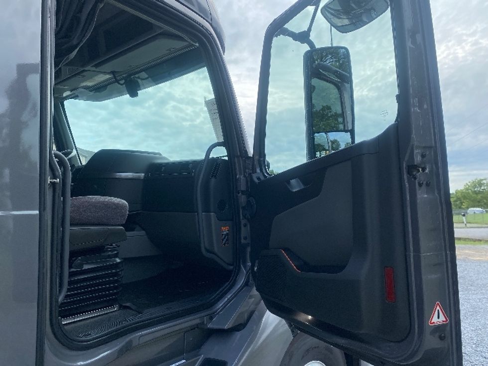 Sleeper Tractor-Heavy Duty Tractors-Volvo-2022-VNL64760-Cleveland-TN-489,912\n\t\tmiles-$ 84,000 - Image 13