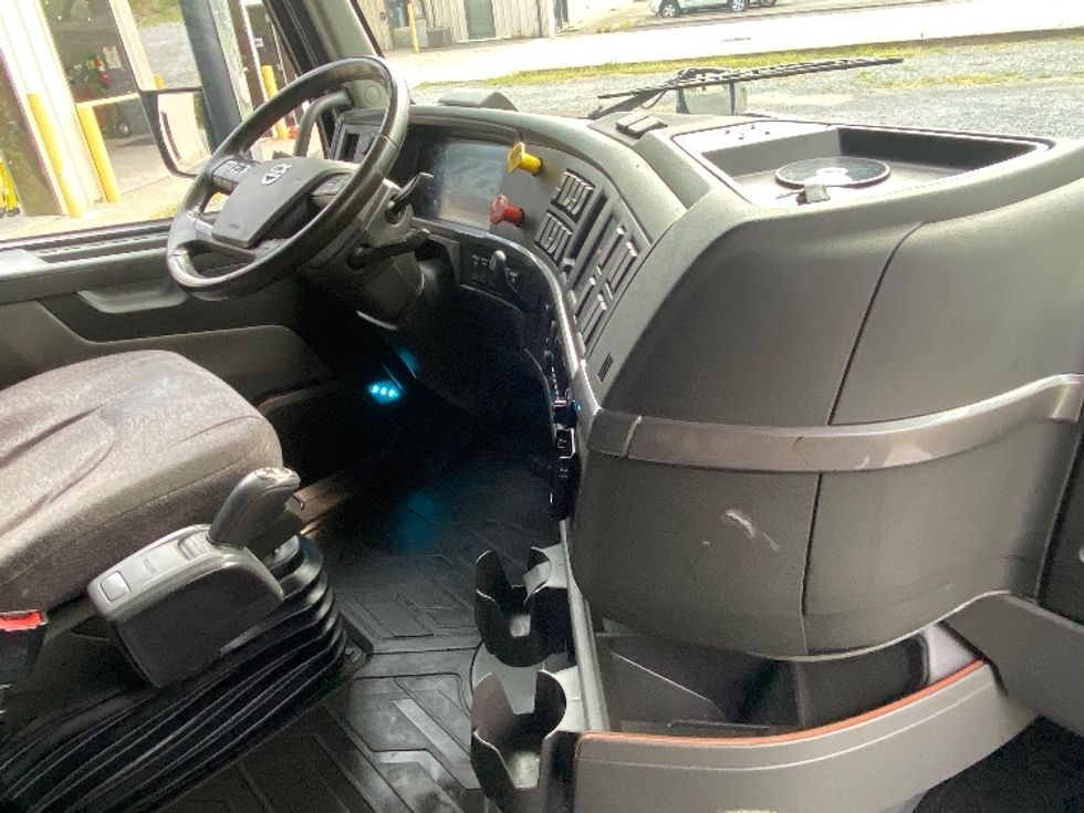 Sleeper Tractor-Heavy Duty Tractors-Volvo-2022-VNL64760-Cleveland-TN-489,912\n\t\tmiles-$ 84,000 - Image 15