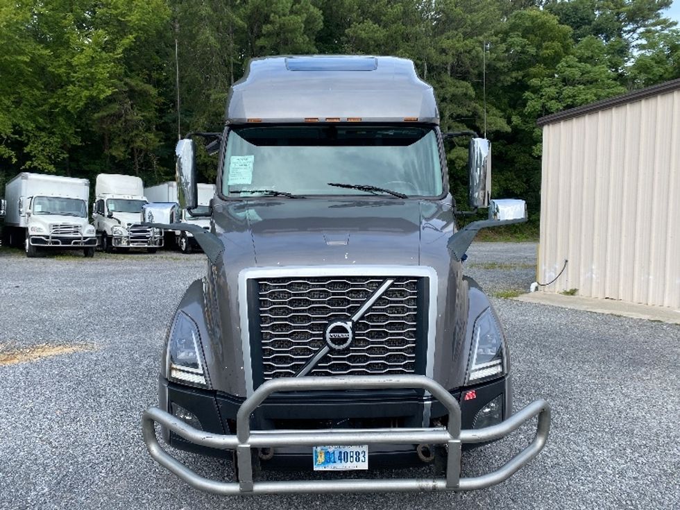 Sleeper Tractor-Heavy Duty Tractors-Volvo-2022-VNL64760-Cleveland-TN-489,912\n\t\tmiles-$ 84,000 - Image 2