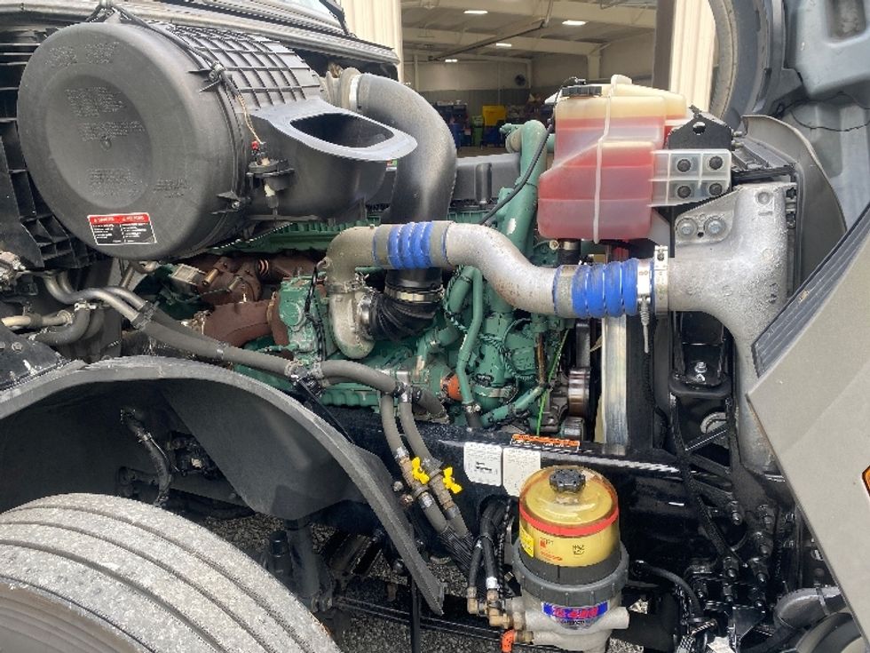 Sleeper Tractor-Heavy Duty Tractors-Volvo-2022-VNL64760-Cleveland-TN-489,912\n\t\tmiles-$ 84,000 - Image 20