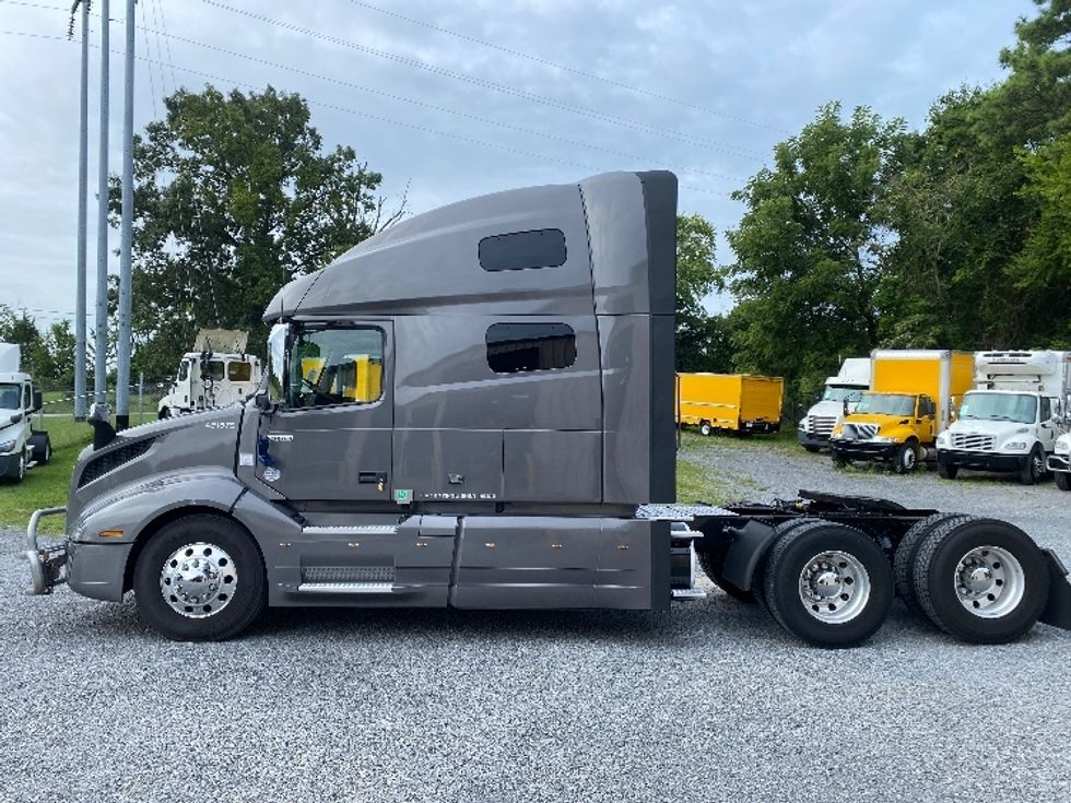 Sleeper Tractor-Heavy Duty Tractors-Volvo-2022-VNL64760-Cleveland-TN-489,912\n\t\tmiles-$ 84,000 - Image 4