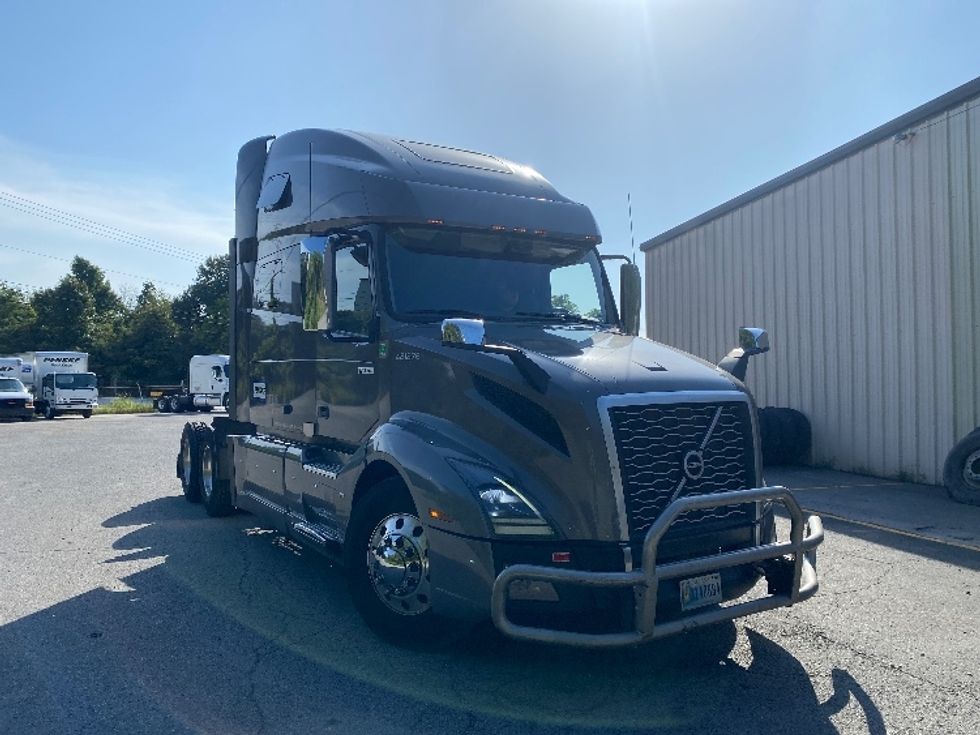 Sleeper Tractor-Heavy Duty Tractors-Volvo-2022-VNL64760-Cleveland-TN-490,307\n\t\tmiles-$ 81,500 - Image 1
