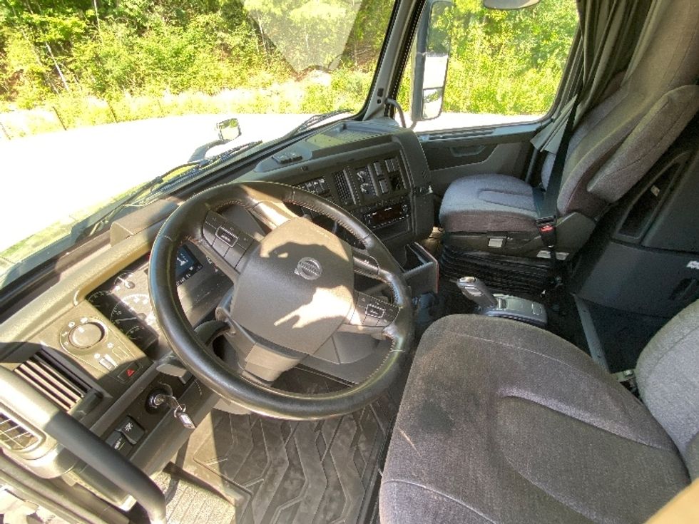 Sleeper Tractor-Heavy Duty Tractors-Volvo-2022-VNL64760-Cleveland-TN-490,307\n\t\tmiles-$ 81,500 - Image 10