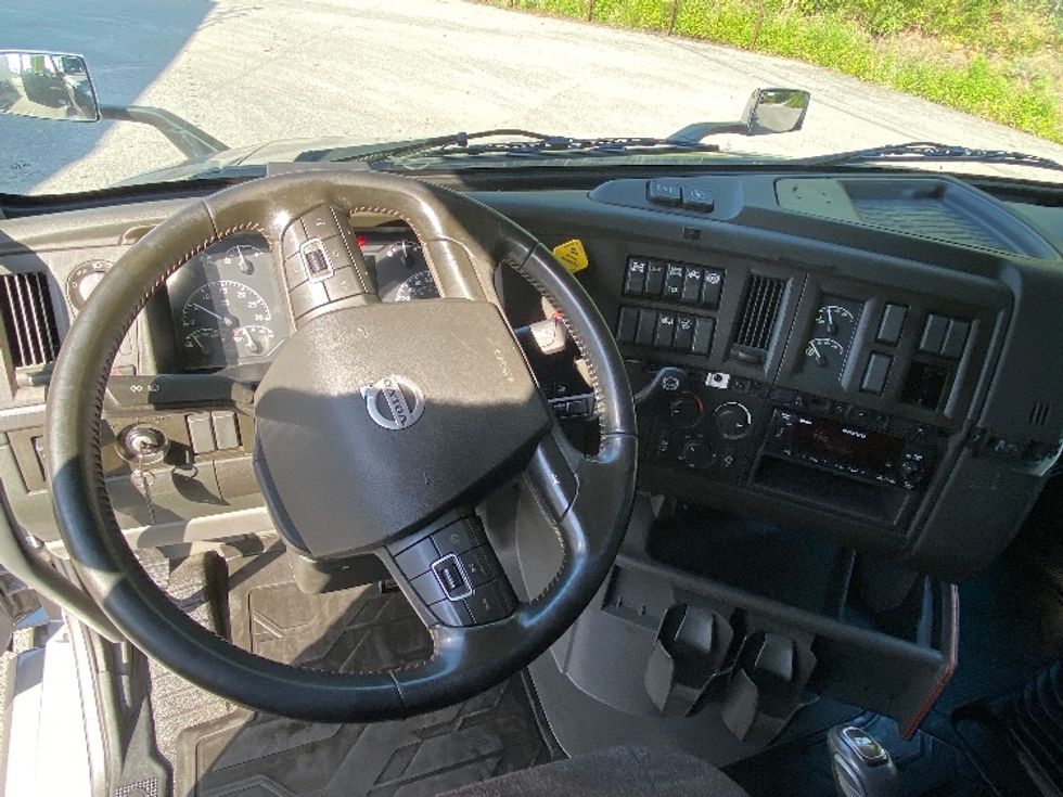 Sleeper Tractor-Heavy Duty Tractors-Volvo-2022-VNL64760-Cleveland-TN-490,307\n\t\tmiles-$ 81,500 - Image 11
