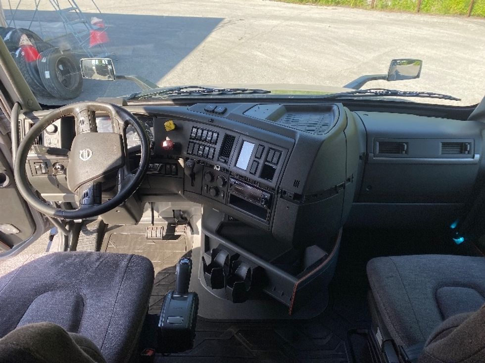 Sleeper Tractor-Heavy Duty Tractors-Volvo-2022-VNL64760-Cleveland-TN-490,307\n\t\tmiles-$ 81,500 - Image 12