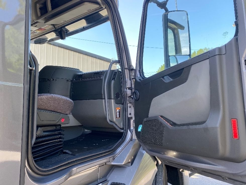 Sleeper Tractor-Heavy Duty Tractors-Volvo-2022-VNL64760-Cleveland-TN-490,307\n\t\tmiles-$ 81,500 - Image 13