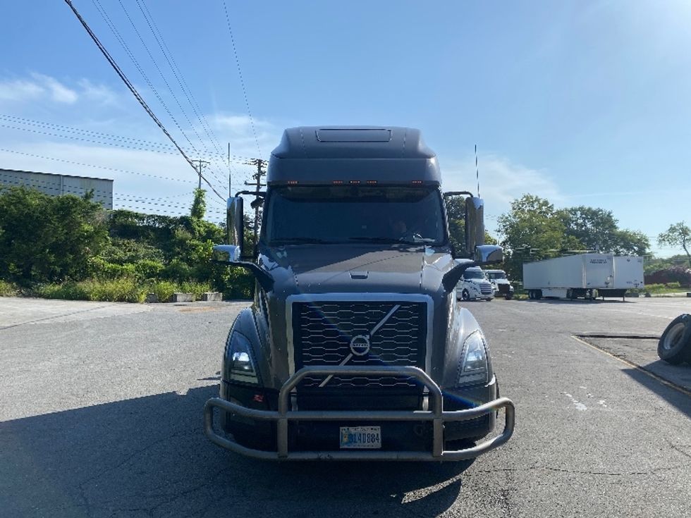 Sleeper Tractor-Heavy Duty Tractors-Volvo-2022-VNL64760-Cleveland-TN-490,307\n\t\tmiles-$ 81,500 - Image 2