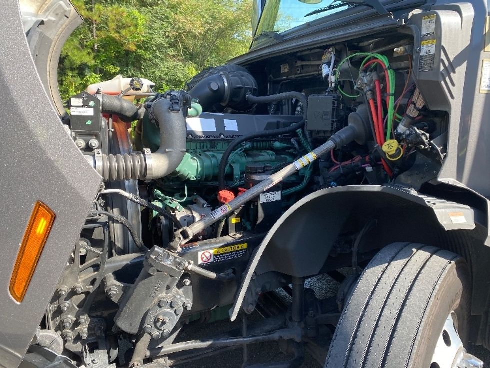 Sleeper Tractor-Heavy Duty Tractors-Volvo-2022-VNL64760-Cleveland-TN-490,307\n\t\tmiles-$ 81,500 - Image 21