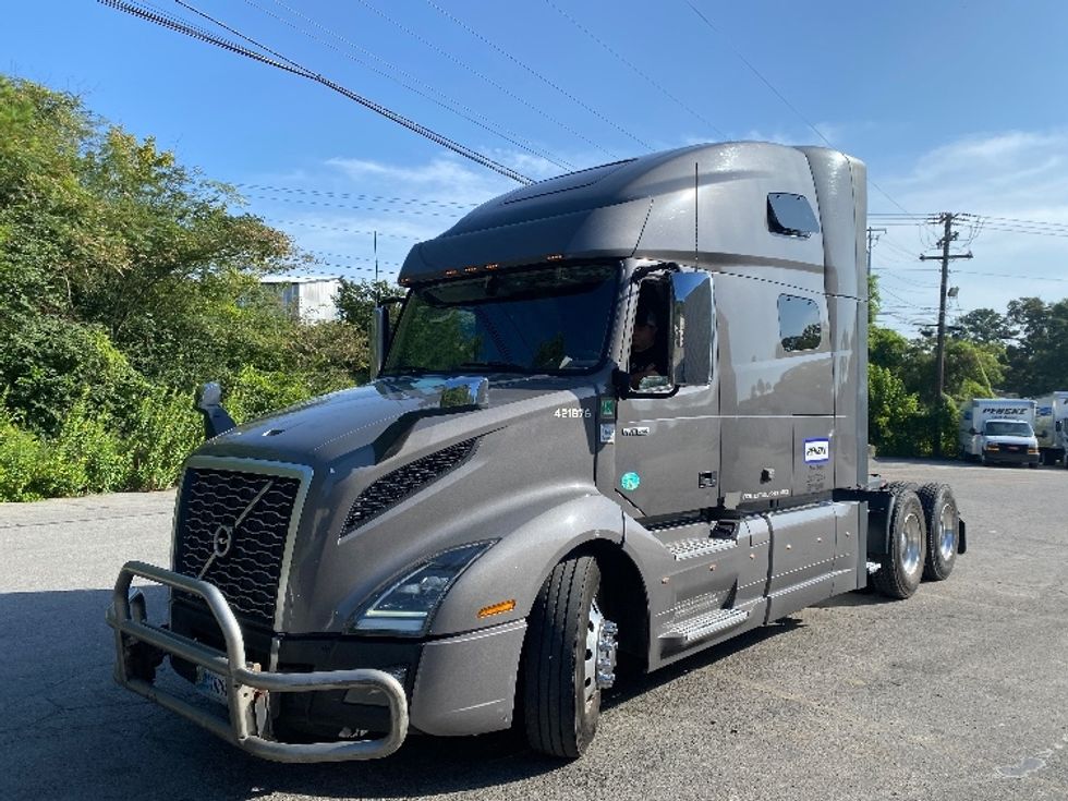 Sleeper Tractor-Heavy Duty Tractors-Volvo-2022-VNL64760-Cleveland-TN-490,307\n\t\tmiles-$ 81,500 - Image 3