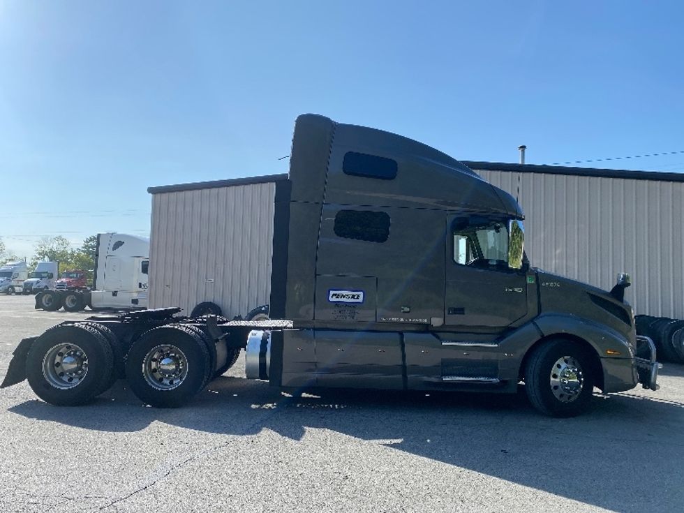 Sleeper Tractor-Heavy Duty Tractors-Volvo-2022-VNL64760-Cleveland-TN-490,307\n\t\tmiles-$ 81,500 - Image 8
