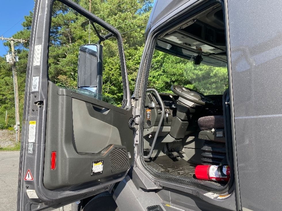 Sleeper Tractor-Heavy Duty Tractors-Volvo-2022-VNL64760-Cleveland-TN-490,307\n\t\tmiles-$ 81,500 - Image 9