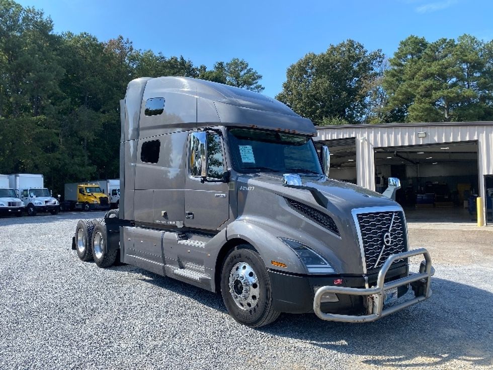 Sleeper Tractor-Heavy Duty Tractors-Volvo-2022-VNL64760-Cleveland-TN-517,954\n\t\tmiles-$ 82,750 - Image 1