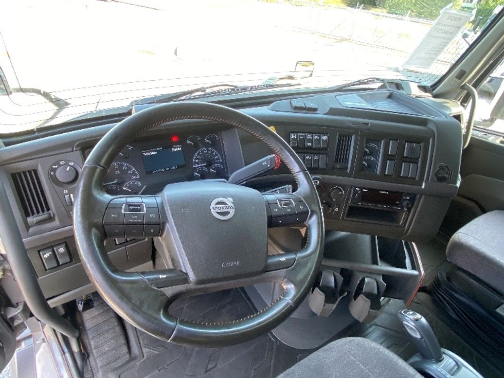Sleeper Tractor-Heavy Duty Tractors-Volvo-2022-VNL64760-Cleveland-TN-517,954\n\t\tmiles-$ 82,750 - Image 10