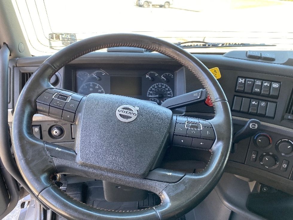 Sleeper Tractor-Heavy Duty Tractors-Volvo-2022-VNL64760-Cleveland-TN-517,954\n\t\tmiles-$ 82,750 - Image 11