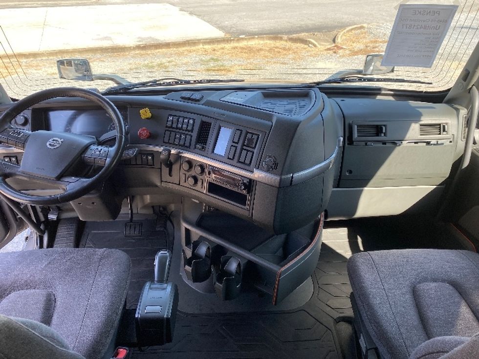 Sleeper Tractor-Heavy Duty Tractors-Volvo-2022-VNL64760-Cleveland-TN-517,954\n\t\tmiles-$ 82,750 - Image 12