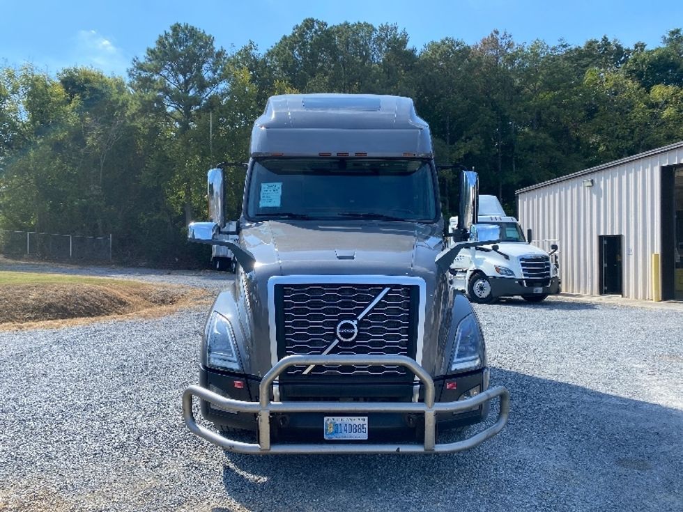 Sleeper Tractor-Heavy Duty Tractors-Volvo-2022-VNL64760-Cleveland-TN-517,954\n\t\tmiles-$ 82,750 - Image 2