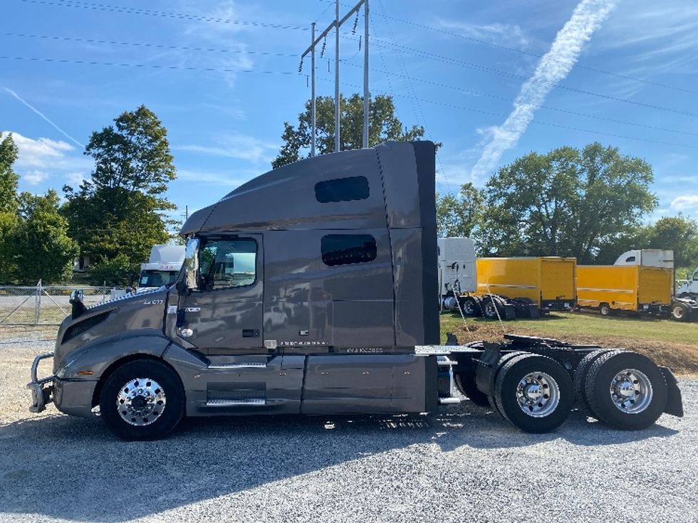 Sleeper Tractor-Heavy Duty Tractors-Volvo-2022-VNL64760-Cleveland-TN-517,954\n\t\tmiles-$ 82,750 - Image 4