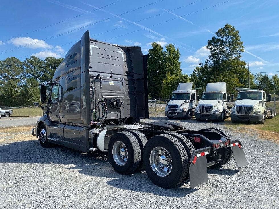 Sleeper Tractor-Heavy Duty Tractors-Volvo-2022-VNL64760-Cleveland-TN-517,954\n\t\tmiles-$ 82,750 - Image 5