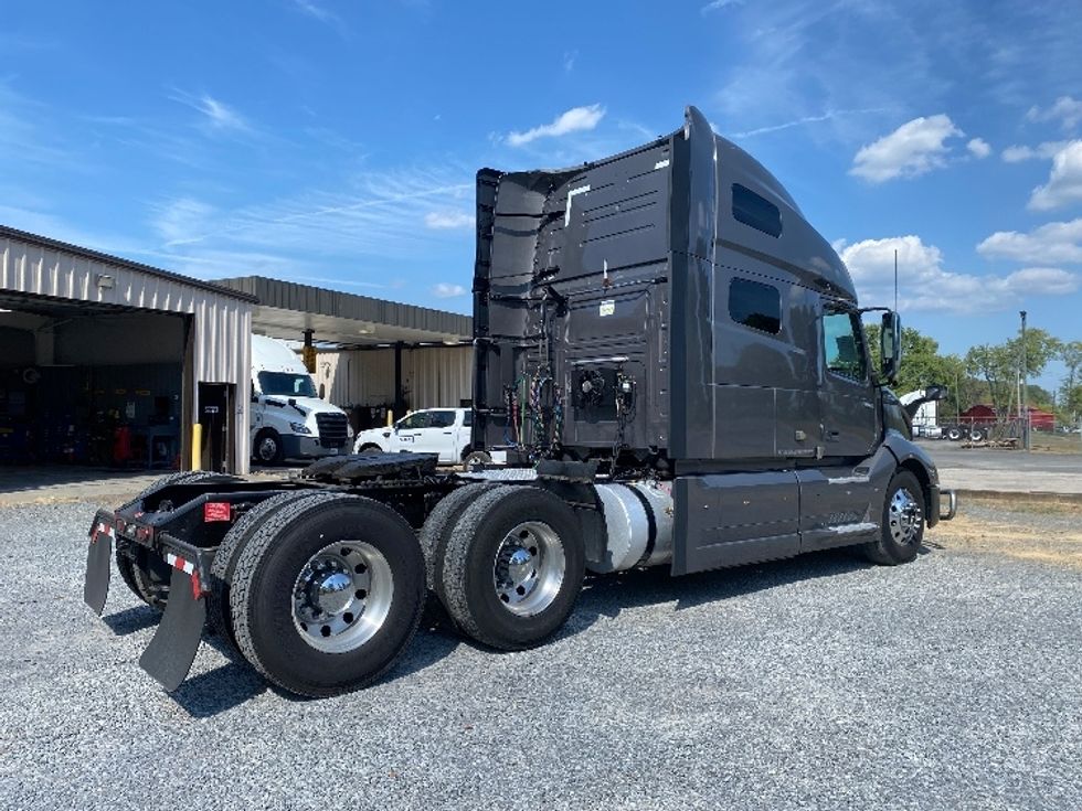 Sleeper Tractor-Heavy Duty Tractors-Volvo-2022-VNL64760-Cleveland-TN-517,954\n\t\tmiles-$ 82,750 - Image 7