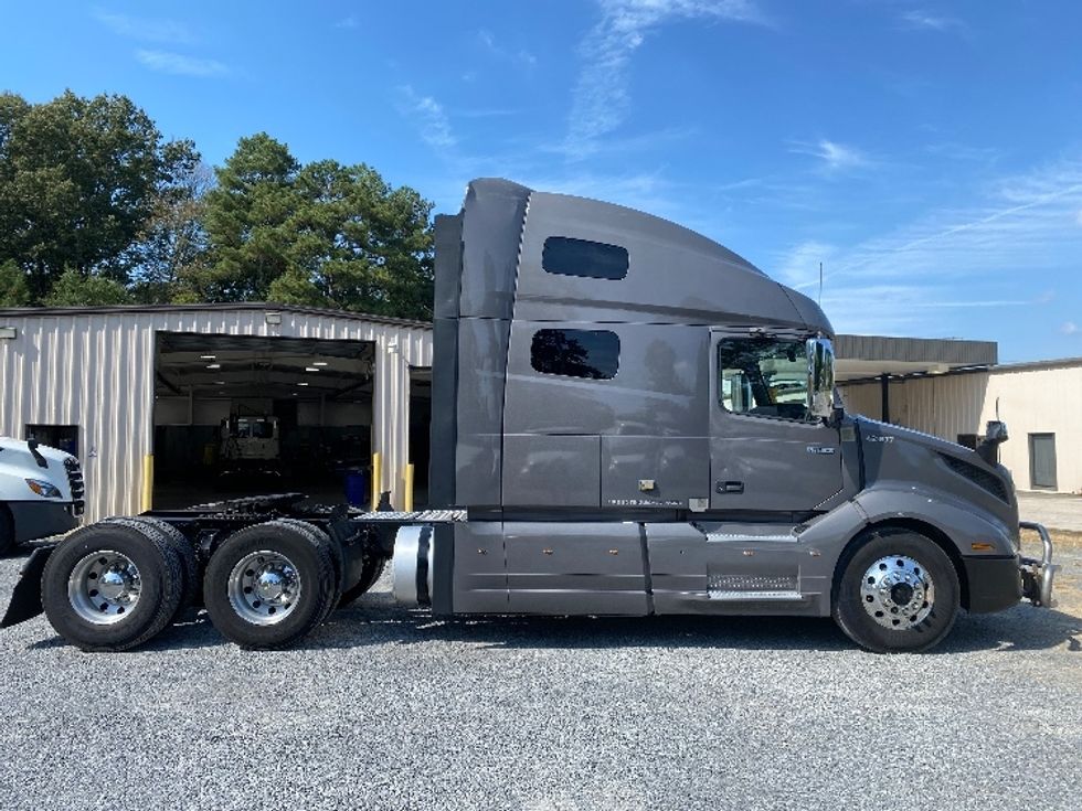 Sleeper Tractor-Heavy Duty Tractors-Volvo-2022-VNL64760-Cleveland-TN-517,954\n\t\tmiles-$ 82,750 - Image 8