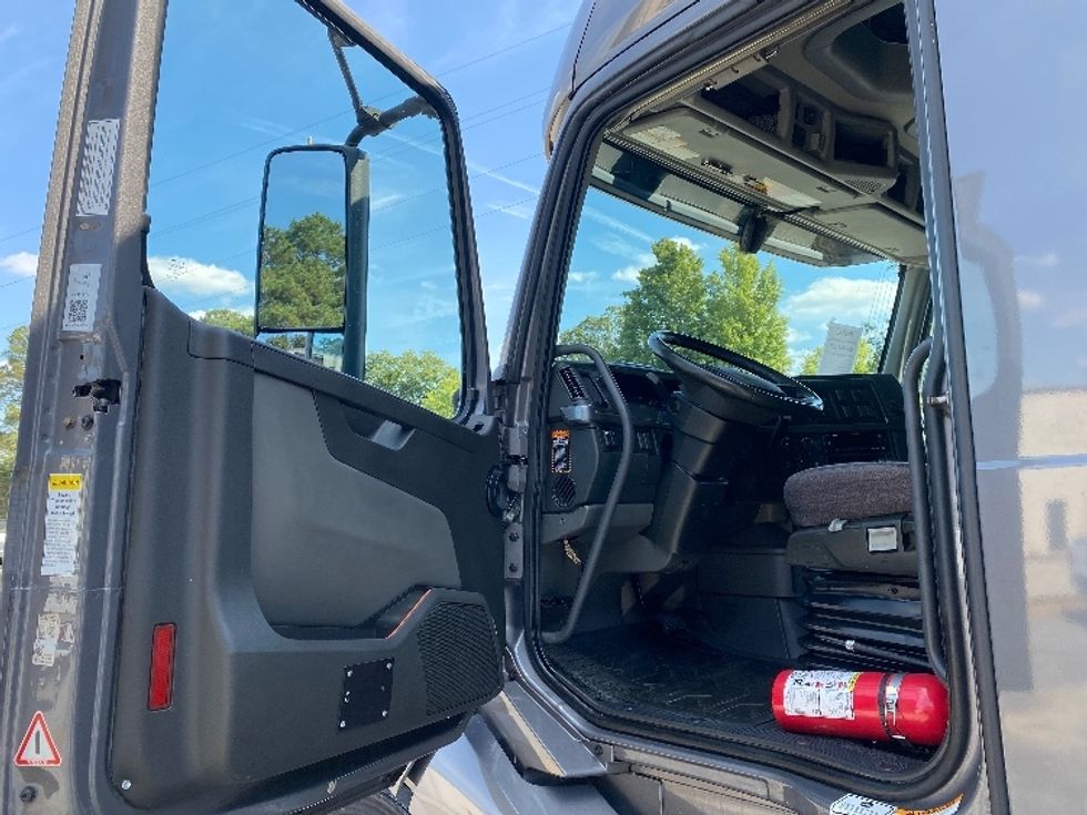 Sleeper Tractor-Heavy Duty Tractors-Volvo-2022-VNL64760-Cleveland-TN-517,954\n\t\tmiles-$ 82,750 - Image 9