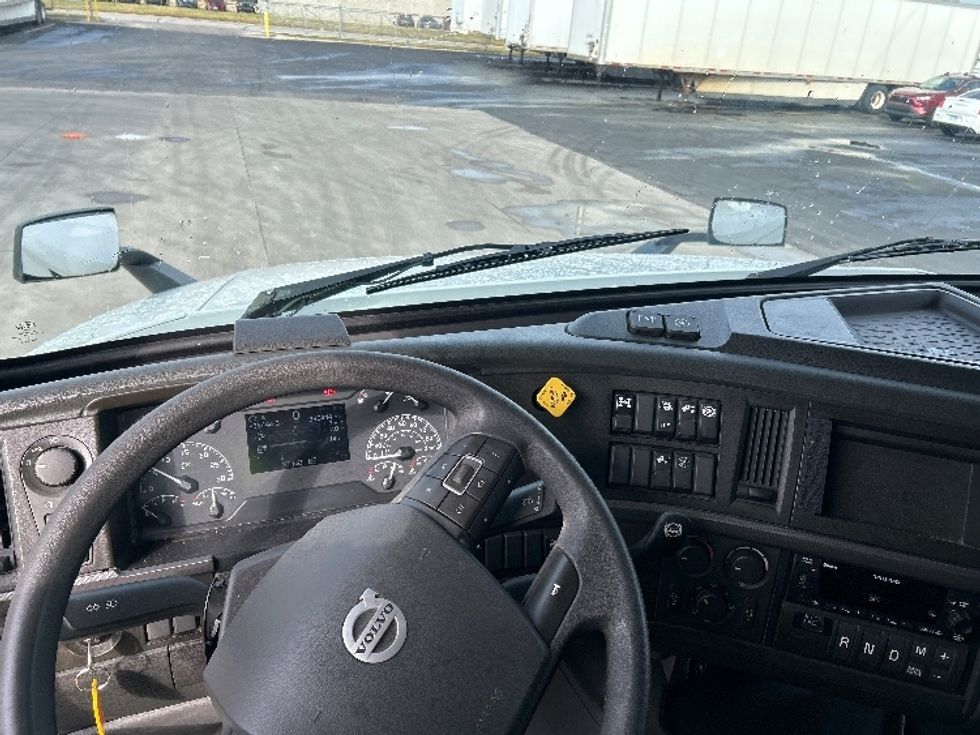 Sleeper Tractor-Heavy Duty Tractors-Volvo-2022-VNL64760-Columbus-OH-236,445\n\t\tmiles-$ 97,000 - Image 11
