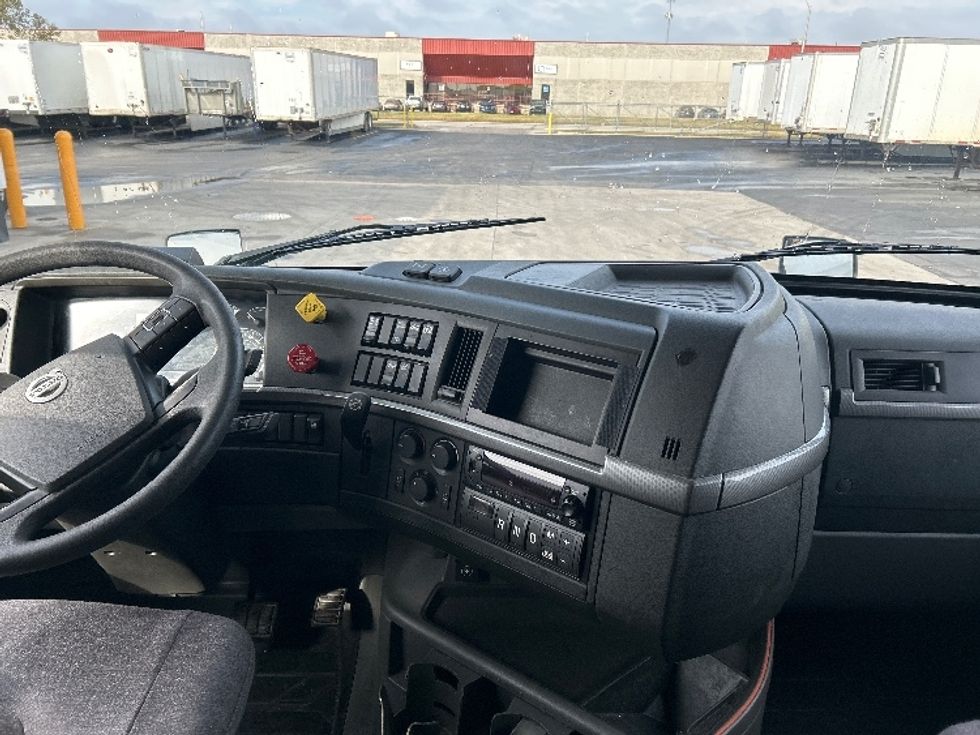 Sleeper Tractor-Heavy Duty Tractors-Volvo-2022-VNL64760-Columbus-OH-236,445\n\t\tmiles-$ 97,000 - Image 12