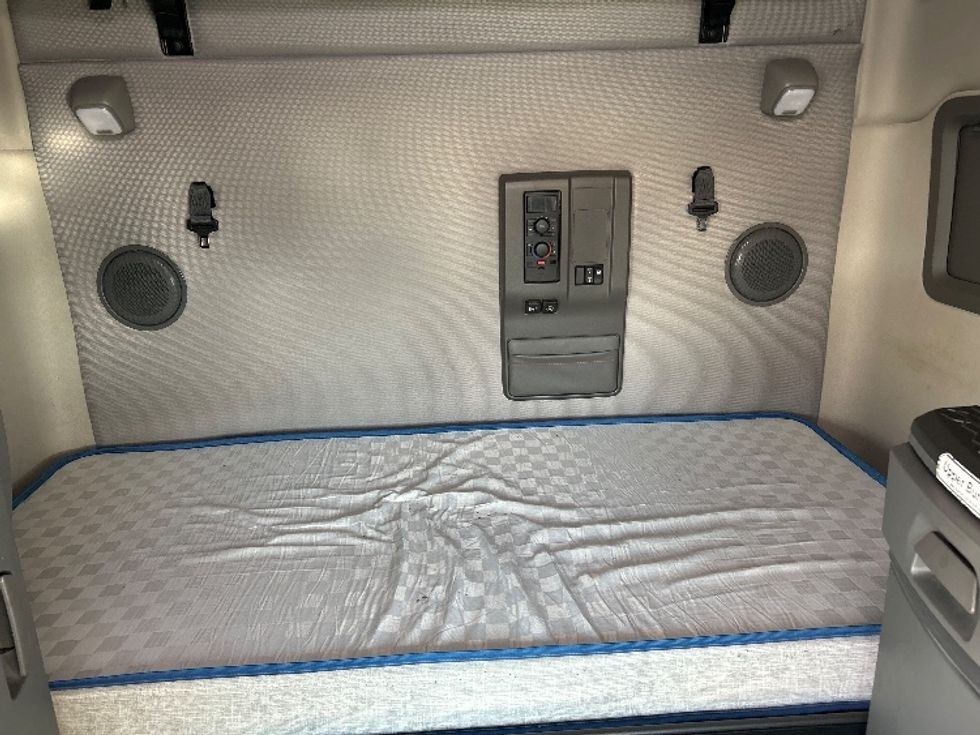 Sleeper Tractor-Heavy Duty Tractors-Volvo-2022-VNL64760-Columbus-OH-236,445\n\t\tmiles-$ 97,000 - Image 16