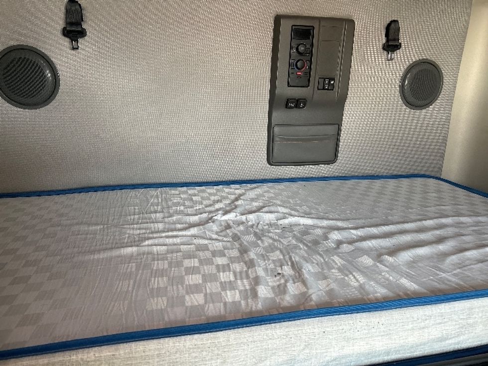 Sleeper Tractor-Heavy Duty Tractors-Volvo-2022-VNL64760-Columbus-OH-236,445\n\t\tmiles-$ 97,000 - Image 17