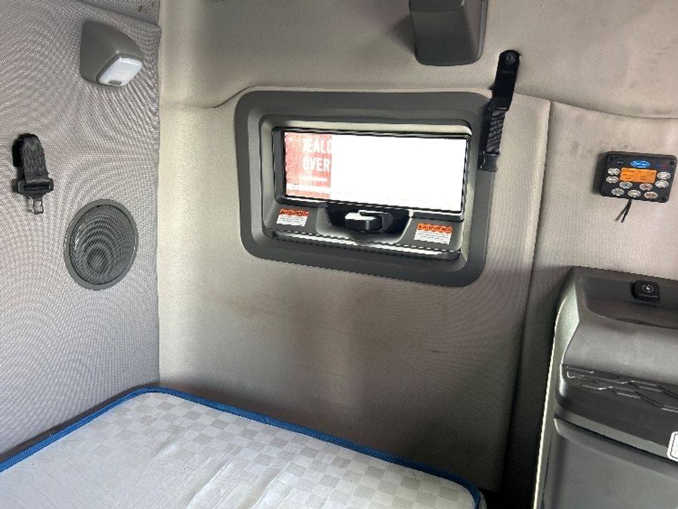 Sleeper Tractor-Heavy Duty Tractors-Volvo-2022-VNL64760-Columbus-OH-236,445\n\t\tmiles-$ 97,000 - Image 18